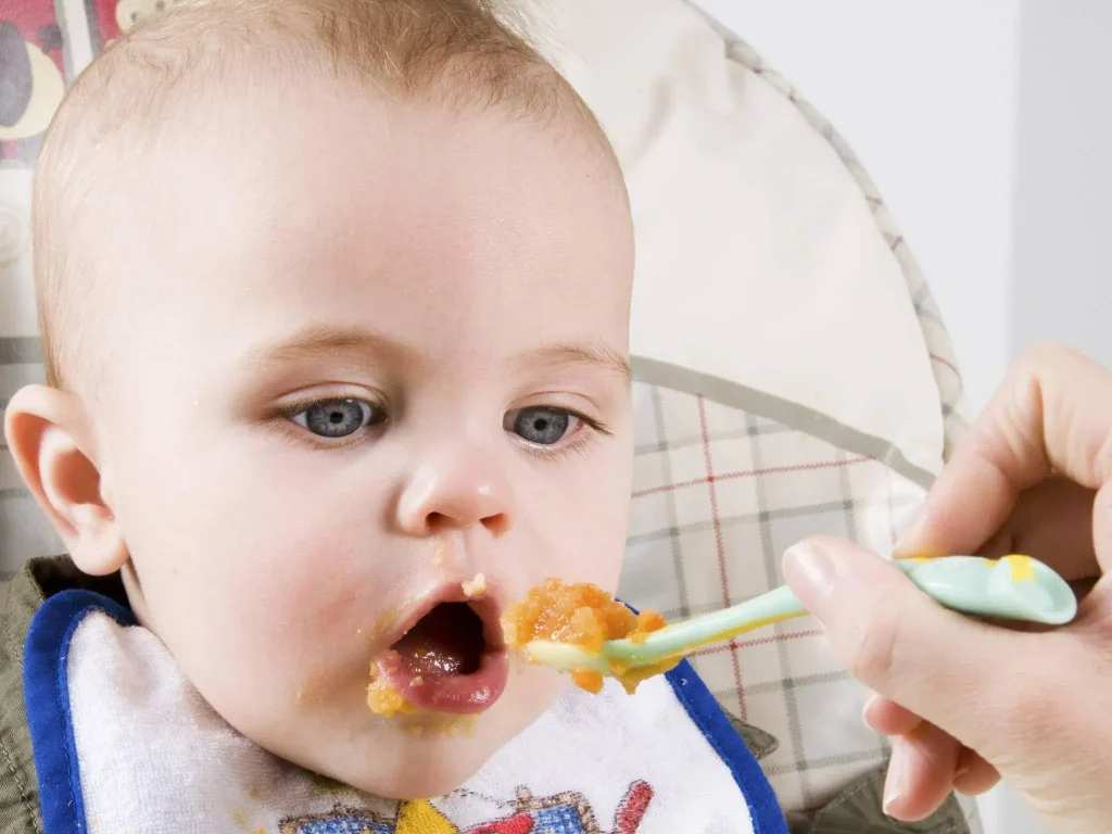 Podemos usar cucharas en Baby-Led Weaning (BLW)? • Nutreduca
